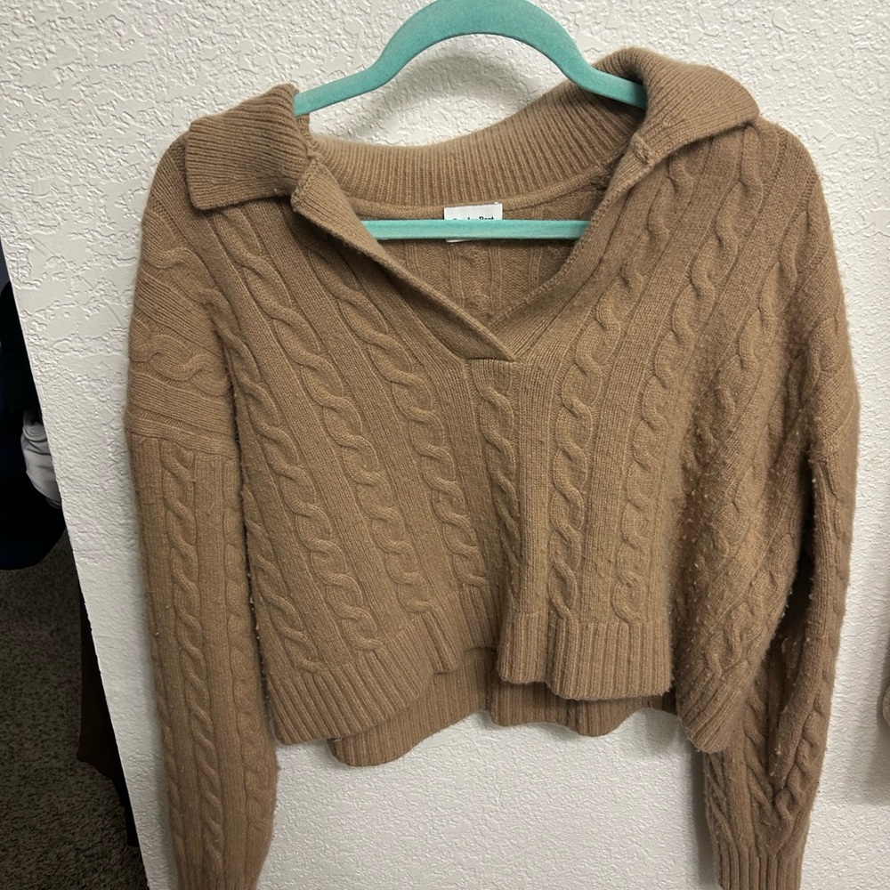 Aritzia tan sweater fits XS/S